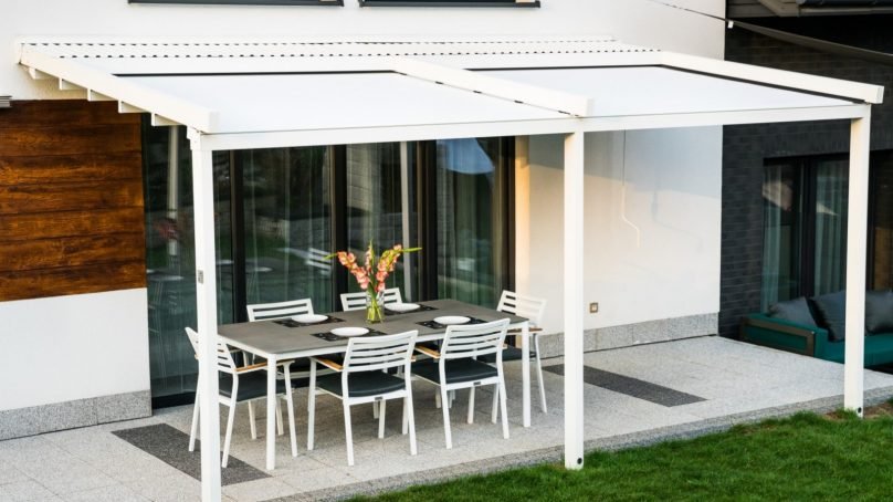Pergola ogrodowa w przydomowej aranżacji