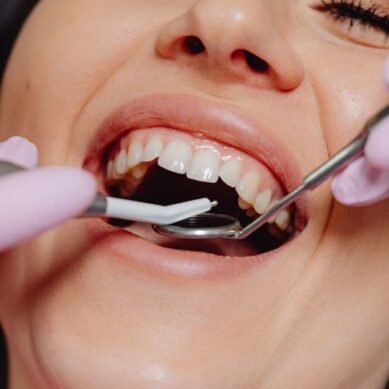 Klinika stomatologii i implantologii Kraków Implantis – jak kompleksowo zadbać o uśmiech?