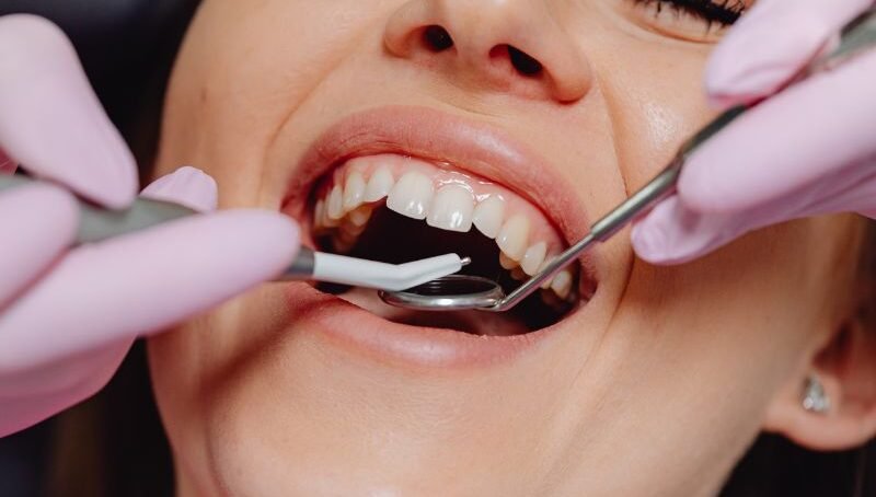 Klinika stomatologii i implantologii Kraków Implantis – jak kompleksowo zadbać o uśmiech?